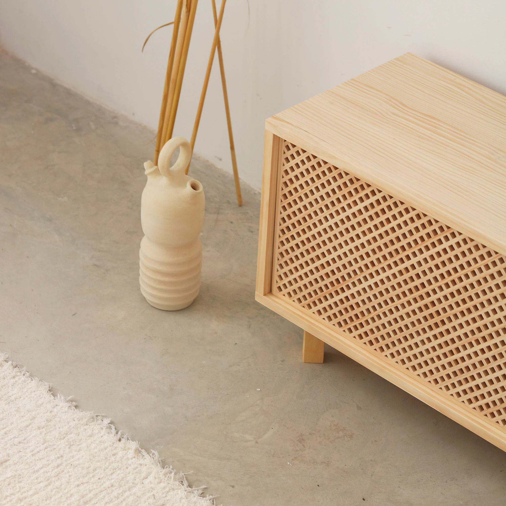 Saura TV stand of pine with 2 lattice doors 170 cm - Image 4